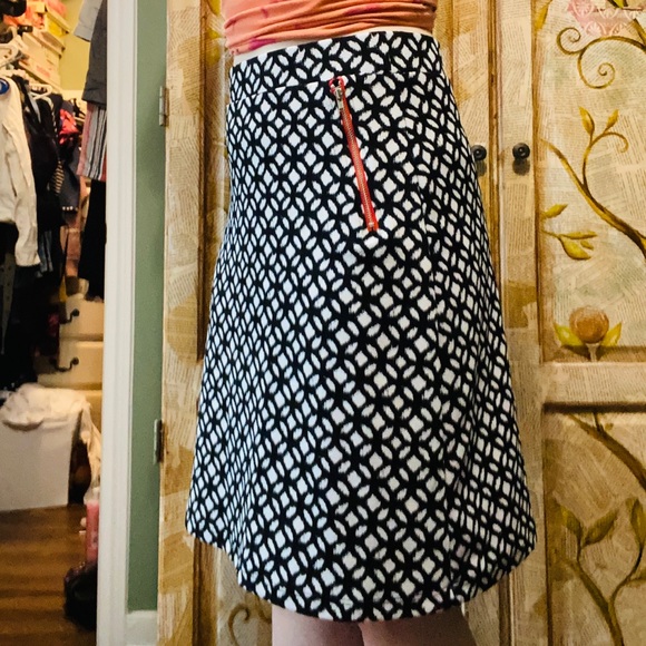 (CLOSET CLOSING FINAL SALE) Geometric business casual stretchy patterned skirt - Picture 2 of 3